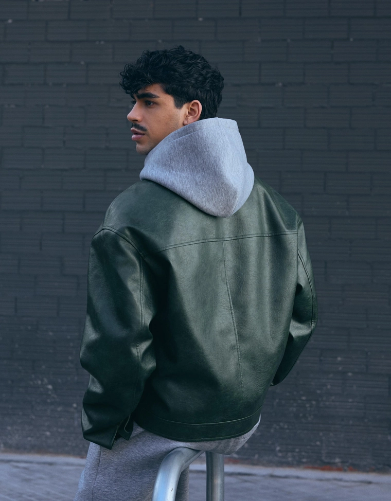 Куртка геометрического кроя из искусственной кожи