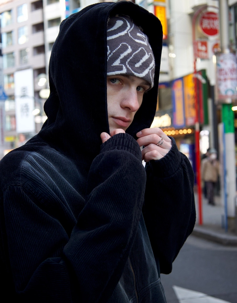 Куртка геометрического кроя из вельвета с капюшоном