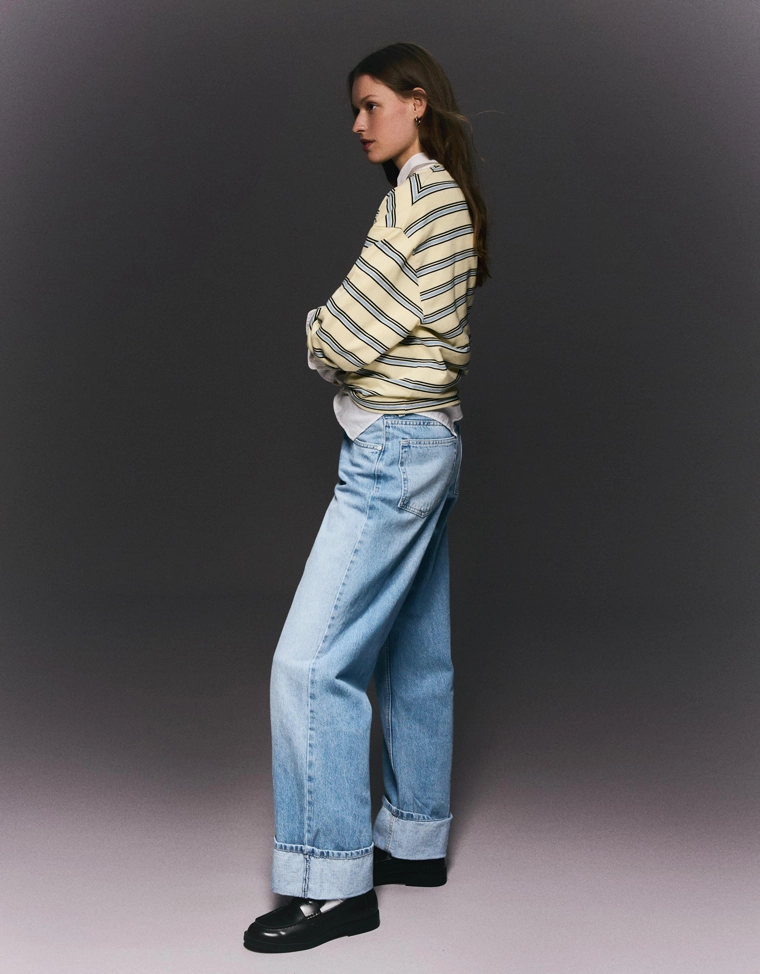 Джинсы прямого кроя с широкими штанинами и отворотами снизу