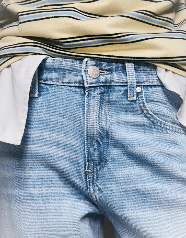 Джинсы прямого кроя с широкими штанинами и отворотами снизу