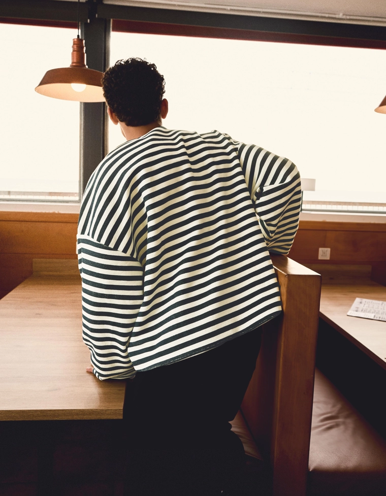 Полосатый свитер из мягкой ткани с круглым вырезом