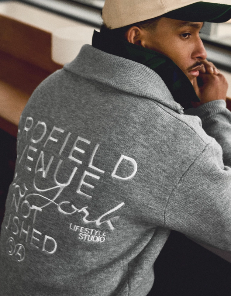 Куртка на молнии с вышивкой