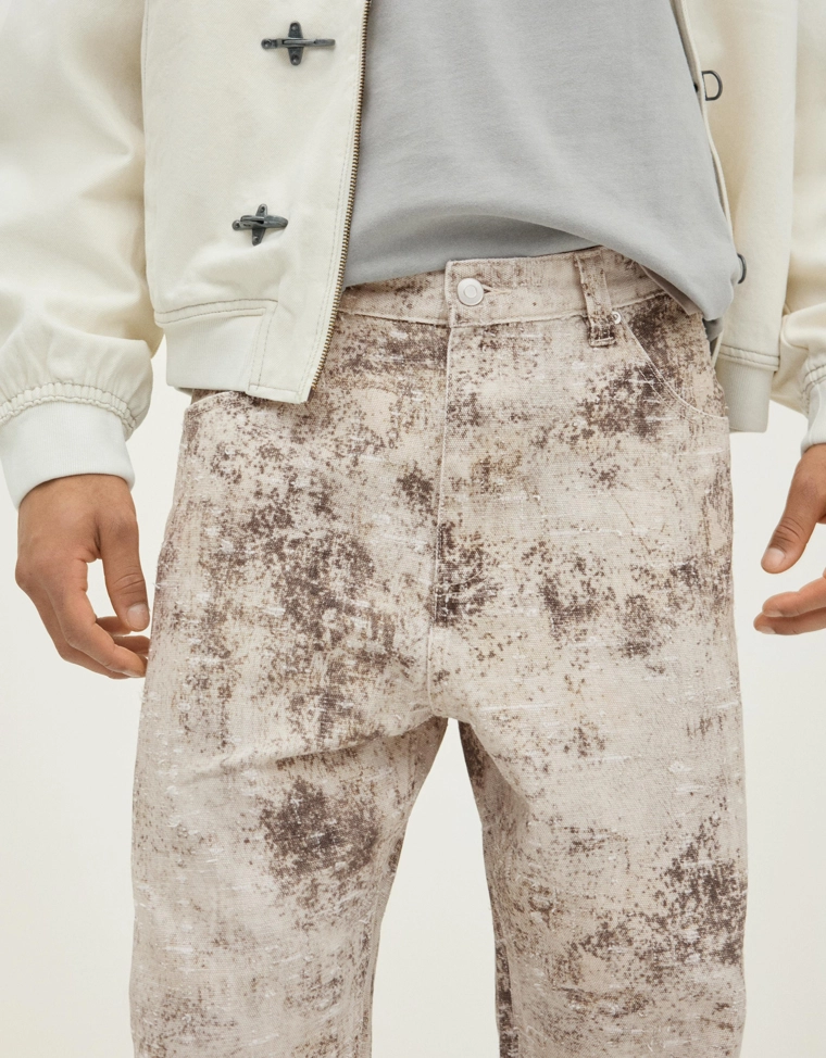 Джинсы свободного кроя с текстурным принтом