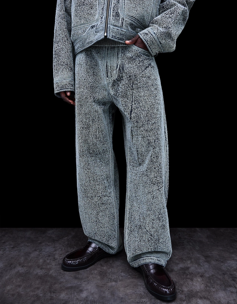 Джинсы свободного кроя с текстурой