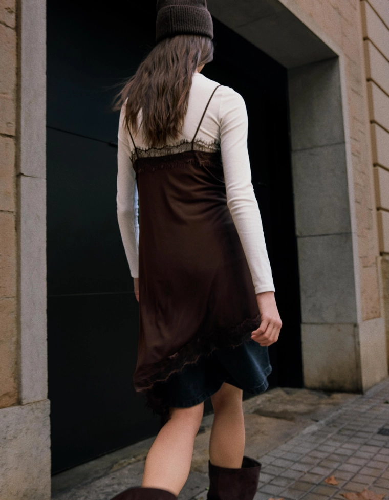 Мини-платье из полупрозрачной ткани с отделкой кружевом