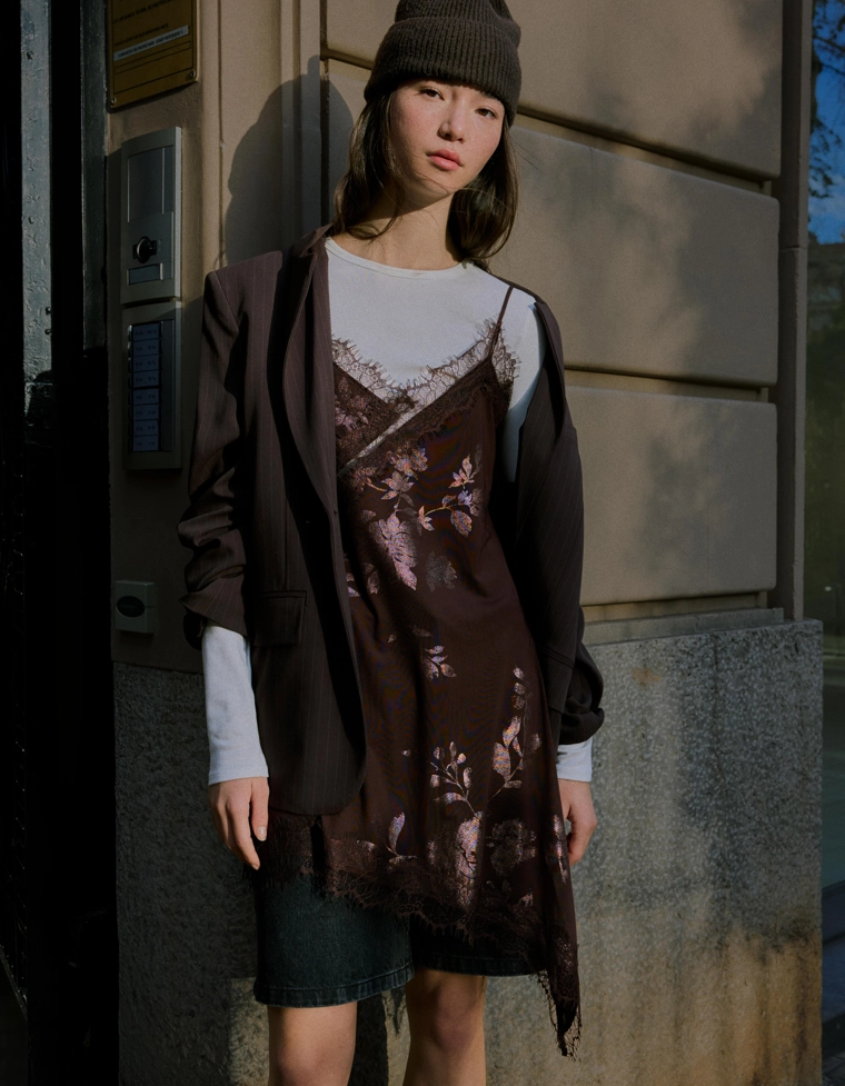 Мини-платье из полупрозрачной ткани с отделкой кружевом