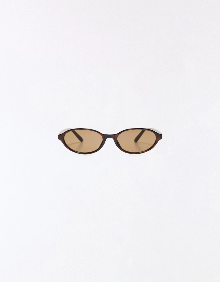 Солнцезащитные очки в овальной пластмассовой оправе