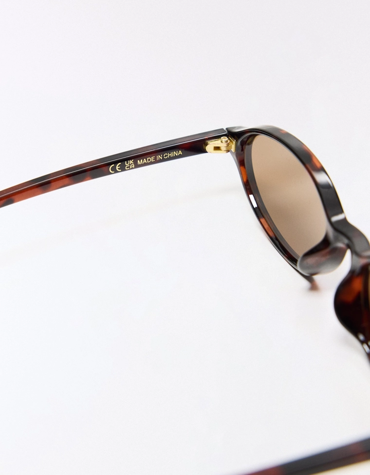 Солнцезащитные очки в овальной пластмассовой оправе