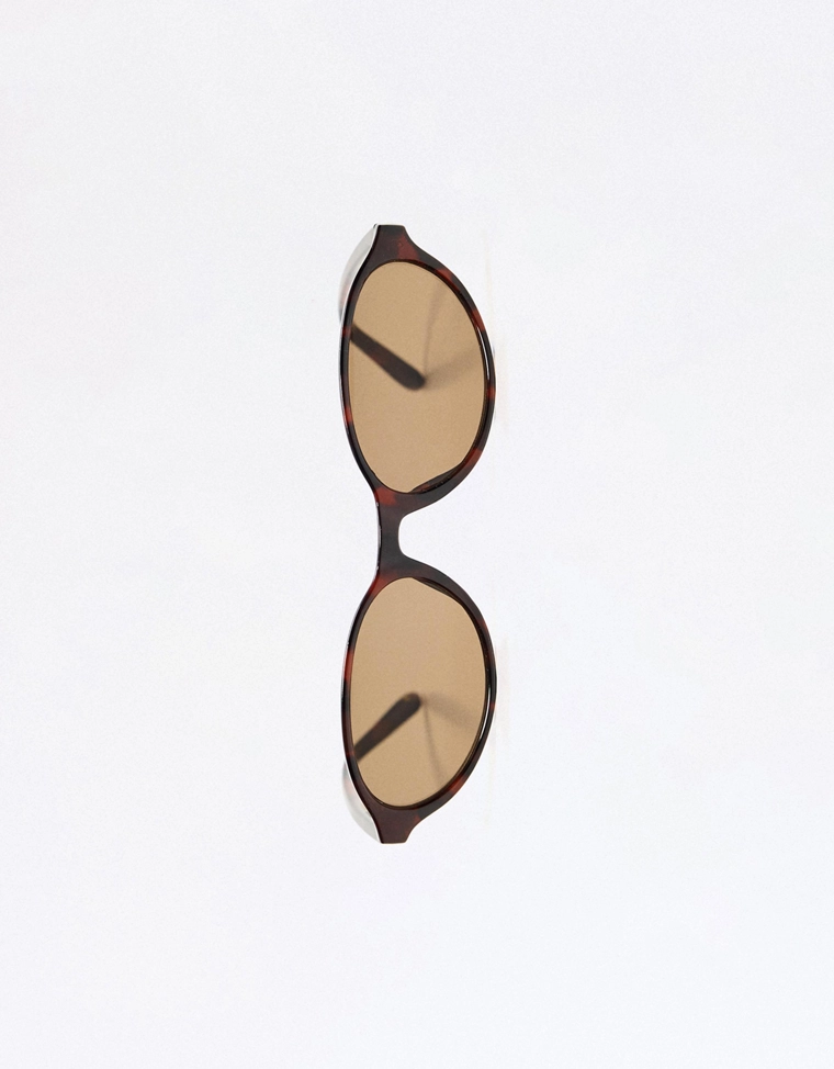 Солнцезащитные очки в овальной пластмассовой оправе