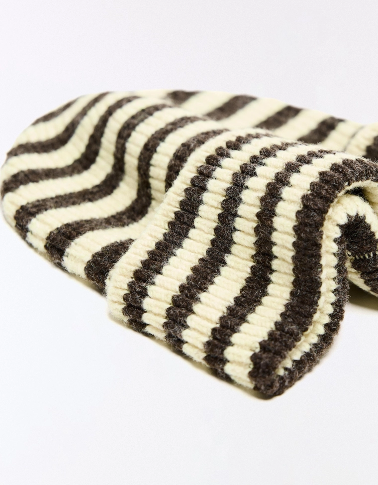 Шапка бини в полоску в стиле скейтер