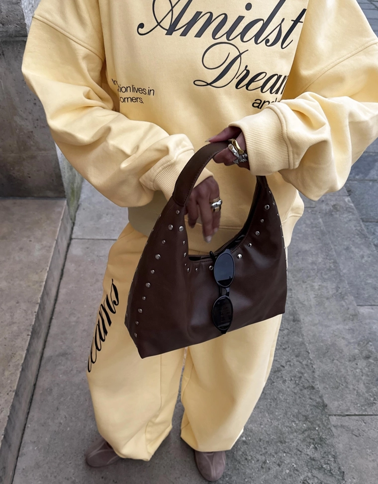 Сумка-мешок из искусственной кожи с заклепками