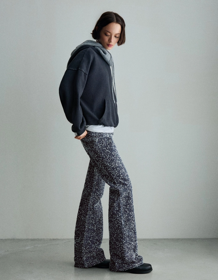 Джинсы свободного кроя клеш с текстурой