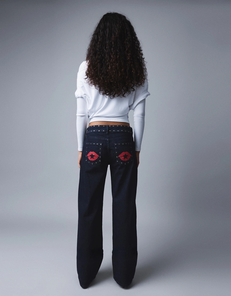 Джинсы свободного кроя с низкой посадкой и заклепками