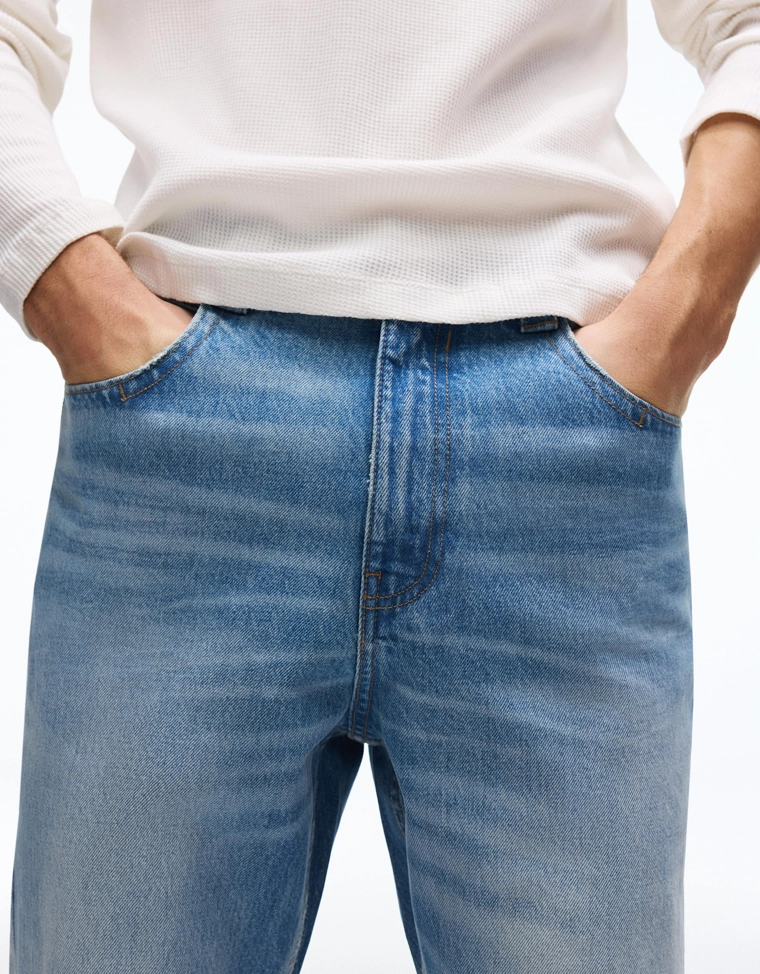 Расклешенные джинсы свободного кроя