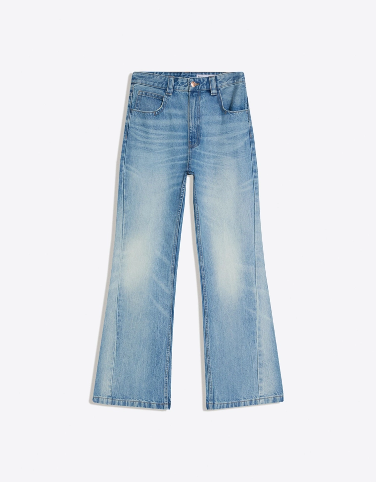 Расклешенные джинсы свободного кроя
