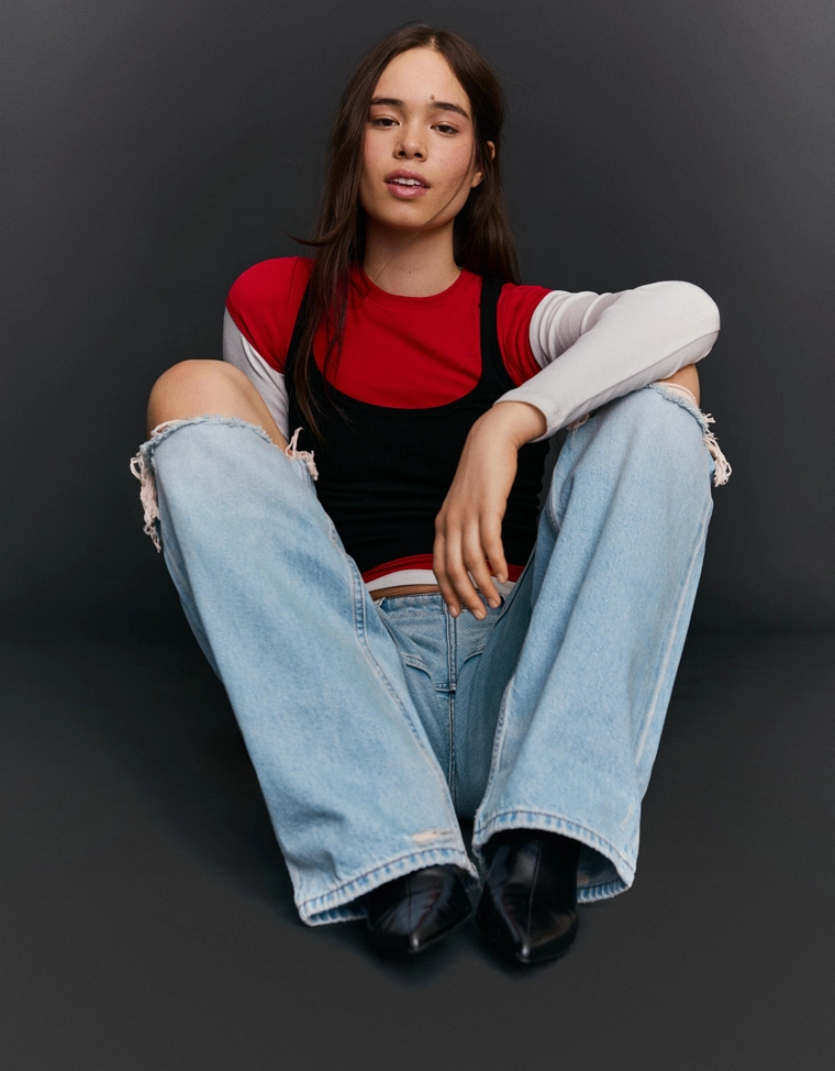 Джинсы свободного кроя с высокой посадкой и разрезами