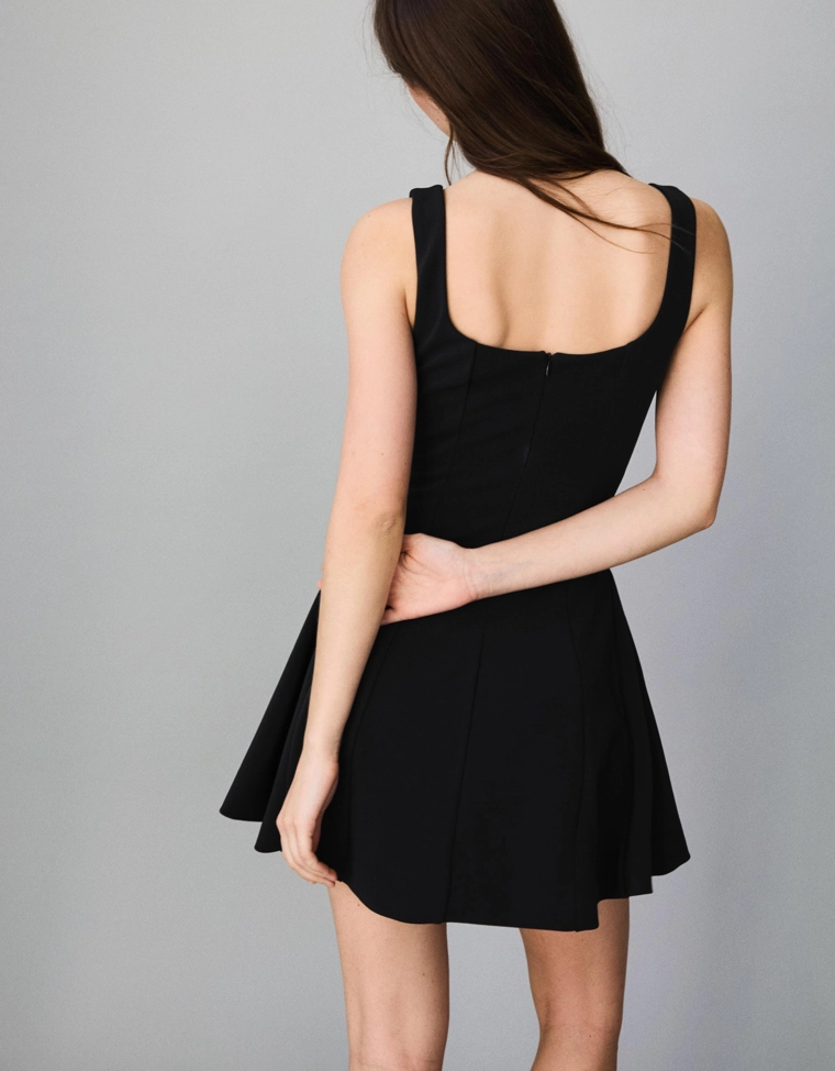 Платье с расклешенной юбкой
