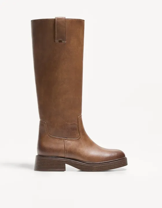 Сапоги до колена на низком каблуке