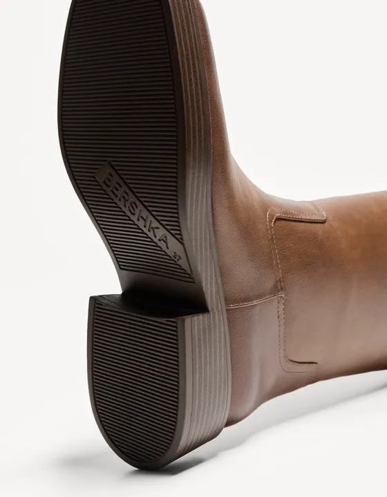 Сапоги до колена на низком каблуке