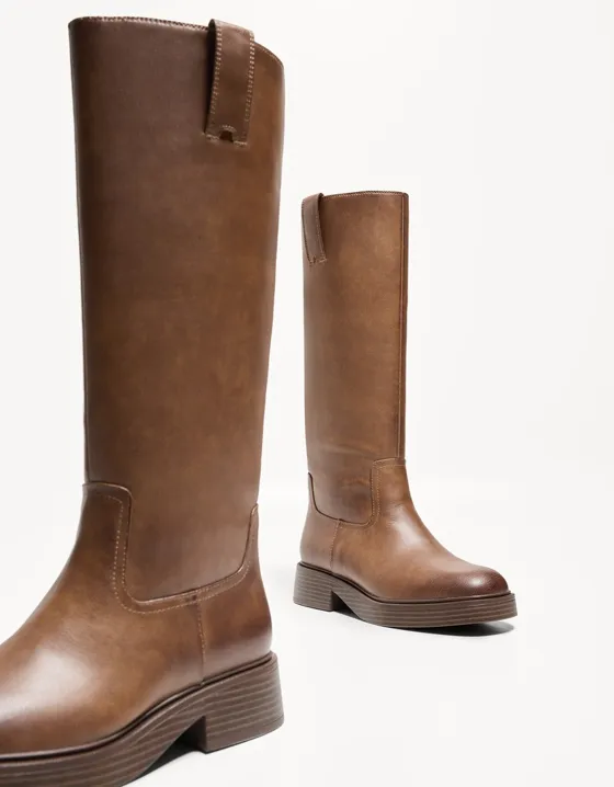 Сапоги до колена на низком каблуке