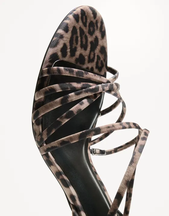 Босоножки на каблуке с ремешками и анималистическим принтом
