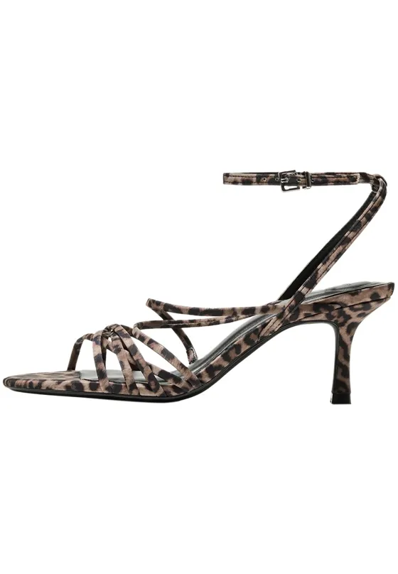 Босоножки на каблуке с ремешками и анималистическим принтом