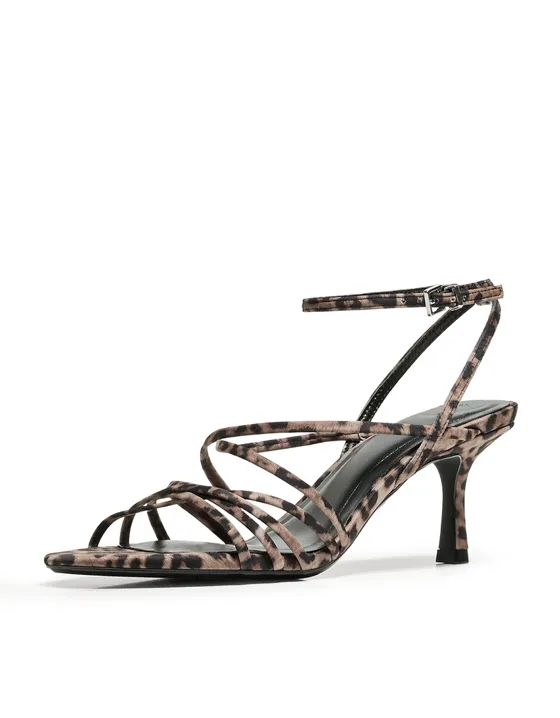 Босоножки на каблуке с ремешками и анималистическим принтом