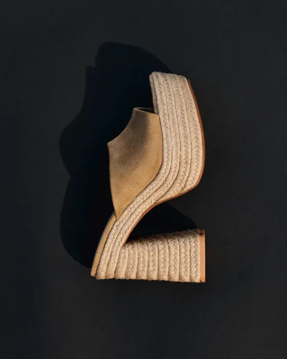 Босоножки на каблуке и платформе из джута