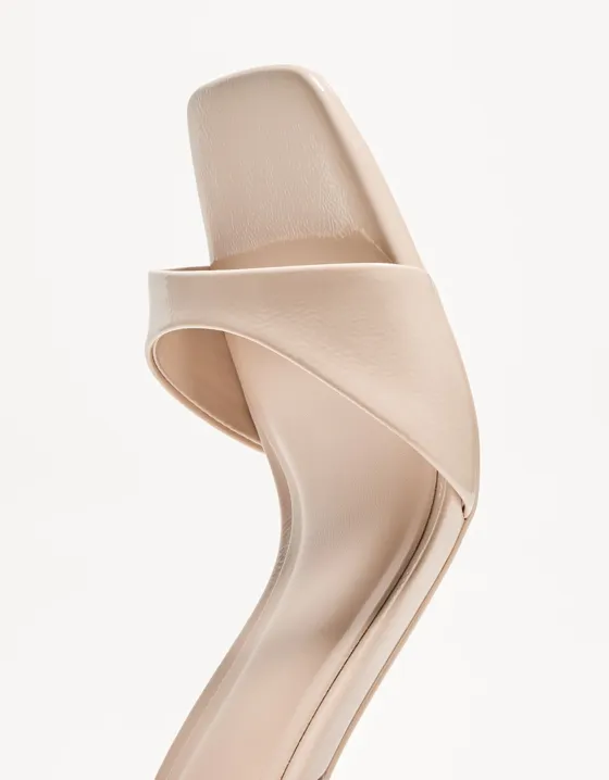 Босоножки на каблуке с ремешком на щиколотке