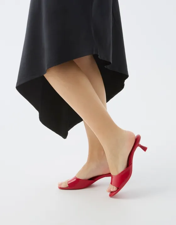 Босоножки-мюли на низком тонком каблуке