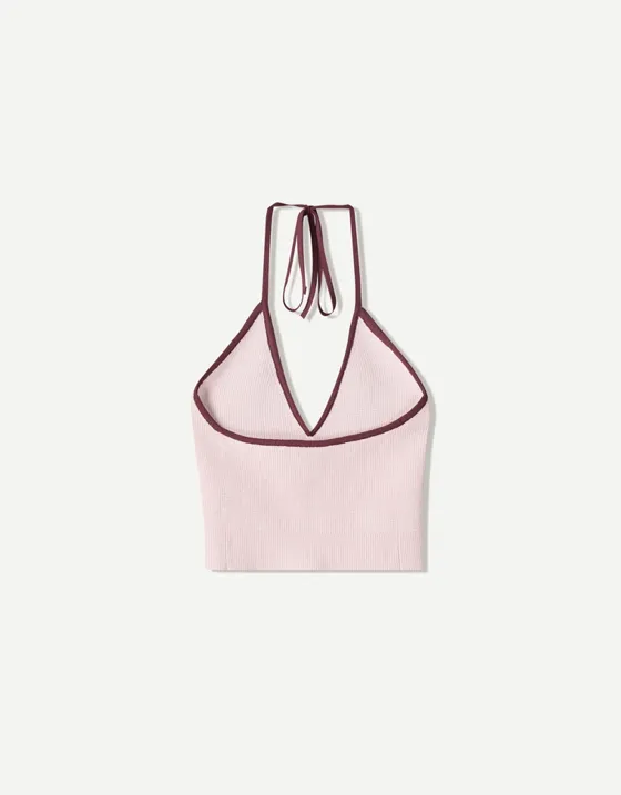 Топ с горловиной халтер и контрастной отделкой