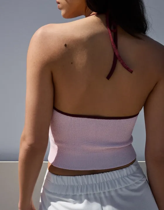 Топ с горловиной халтер и контрастной отделкой