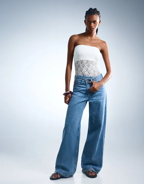 Боди из кружева с вырезом бандо