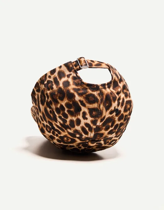 Кепка с анималистическим принтом