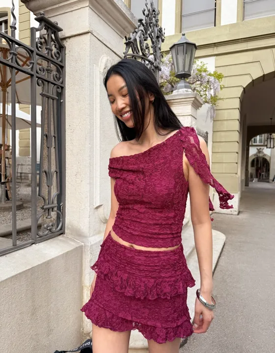 Мини-юбка из кружева с воланами