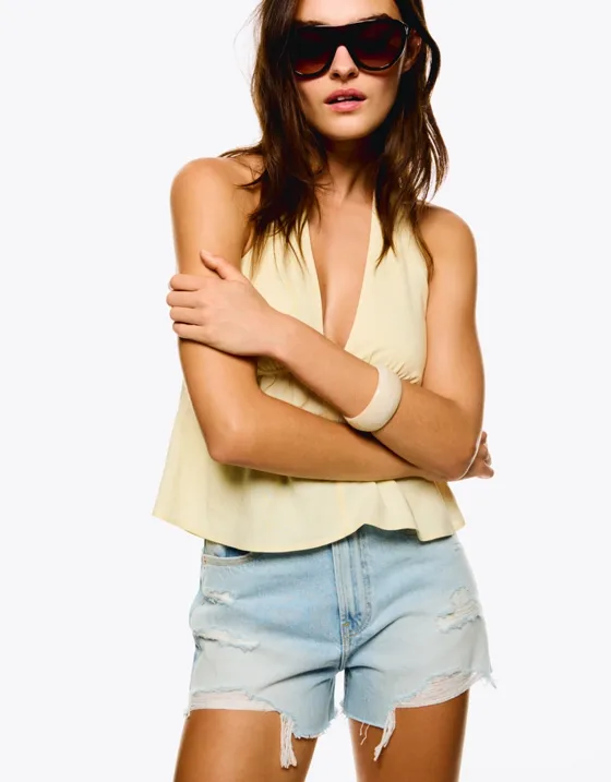 Джинсовые шорты с разрезами