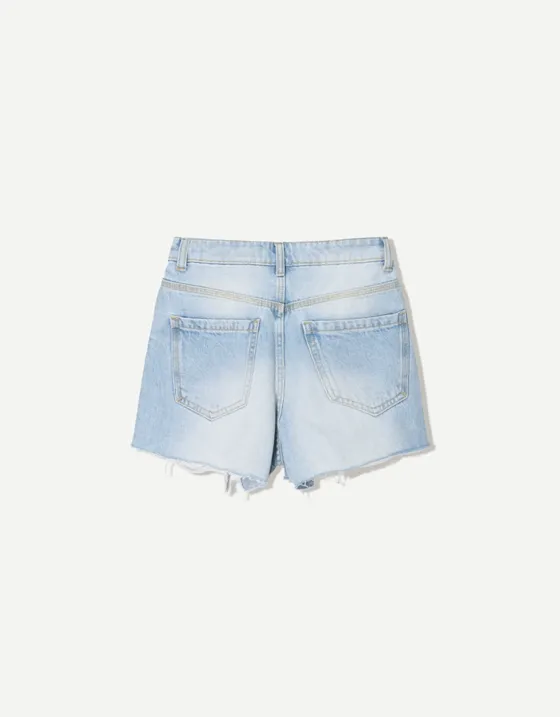 Джинсовые шорты с разрезами