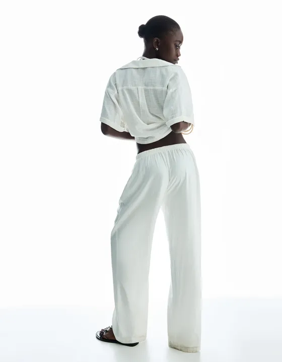 Рубашка из рельефной ткани с короткими рукавами