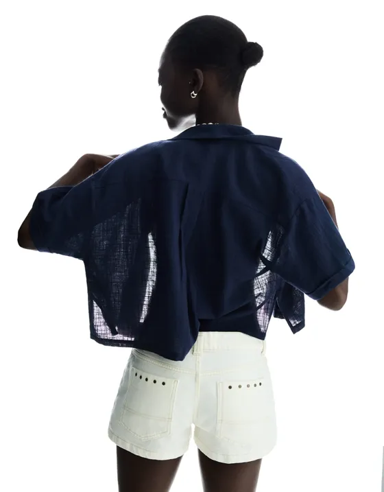 Рубашка из рельефной ткани с короткими рукавами