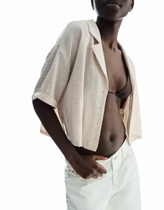 Рубашка из рельефной ткани с короткими рукавами