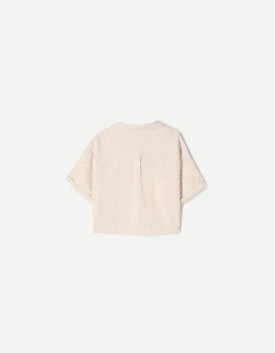 Рубашка из рельефной ткани с короткими рукавами