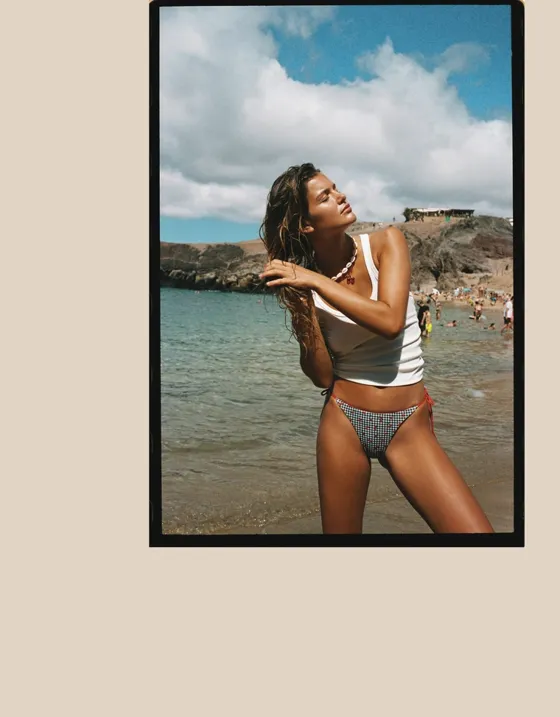 Плавки бикини в клетку виши с узором «Вишня»