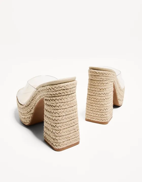 Виниловые босоножки на каблуке и платформе из джута