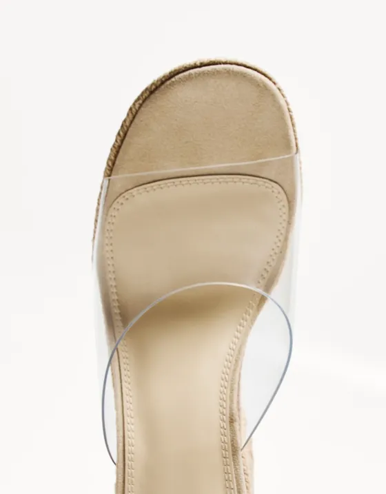 Виниловые босоножки на каблуке и платформе из джута