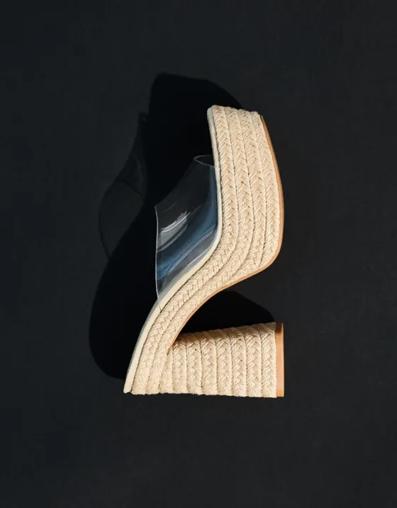 Виниловые босоножки на каблуке и платформе из джута