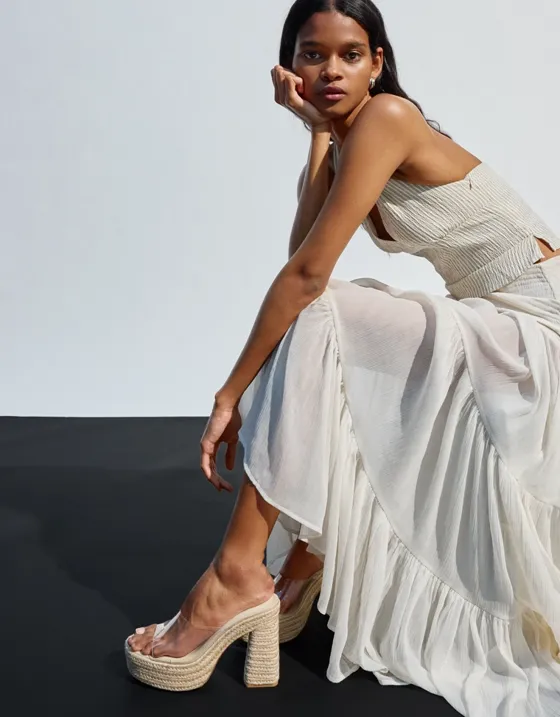 Виниловые босоножки на каблуке и платформе из джута