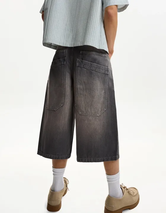 Джинсовые шорты объемного свободного кроя