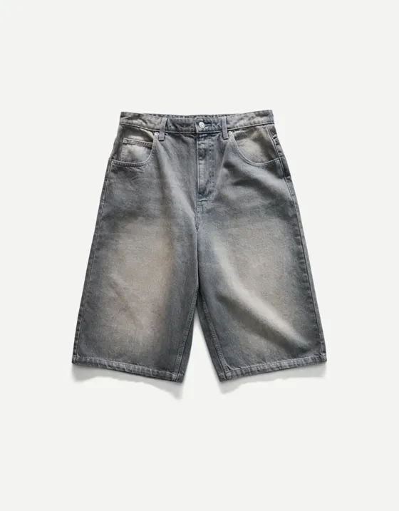 Джинсовые шорты объемного свободного кроя