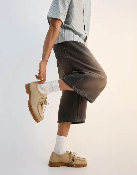 Джинсовые шорты объемного свободного кроя