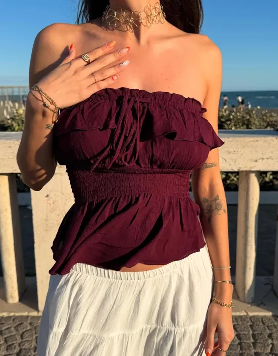 Топ-бандо из рельефной ткани с воланом